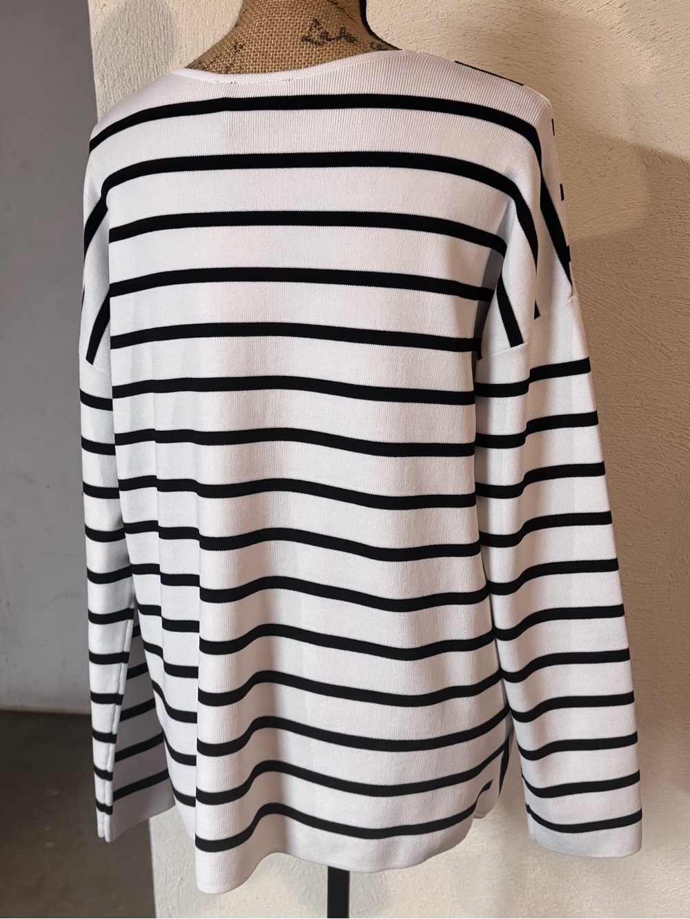 Black & White V‑Neck Striped Top - Picture 3 of 6